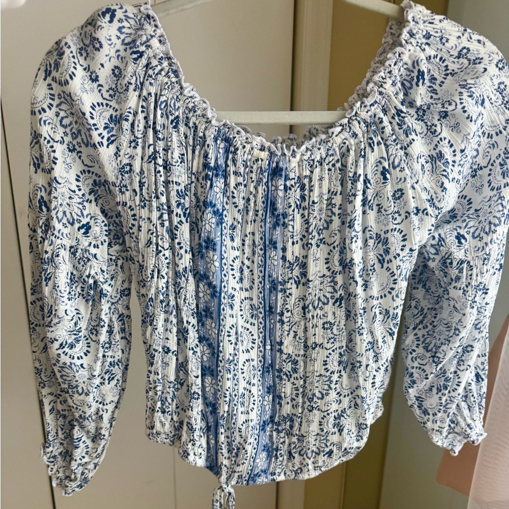 Hollister Women's blue & white pattern design peasant blouse Top sz M ret:$40